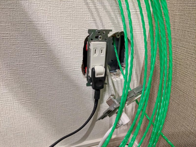 LAN配線DIY　通線ワイヤー　出口で溢れたケーブル